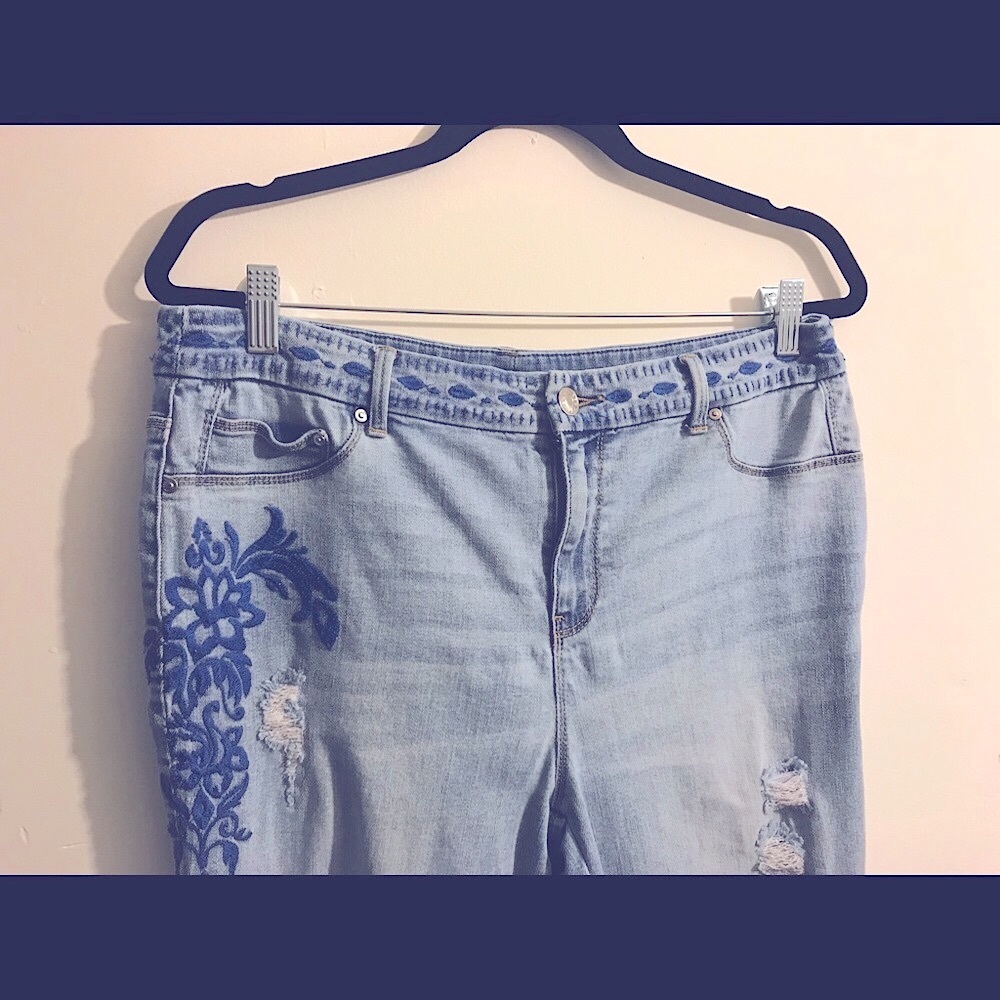 Chico’s jeans Platinum crop Embroidery jeans